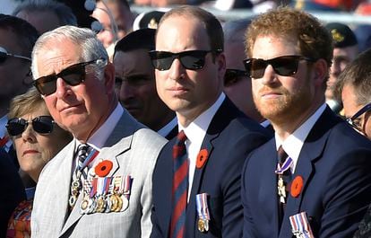 De izquierda a derecha, el príncipe Carlos, el príncipe Guillermo y el príncipe Enrique asisten a una ceremonia para conmemorar el centenario de la Batalla de Vimy Ridge, en Francia, el domingo 9 de abril de 2017. 