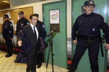 El ministro francés de Interior, Nicolas Sarkozy, llega a un puesto policial de París para inspeccionarlo en la decimosexta noche de violencias urbanas en Francia.