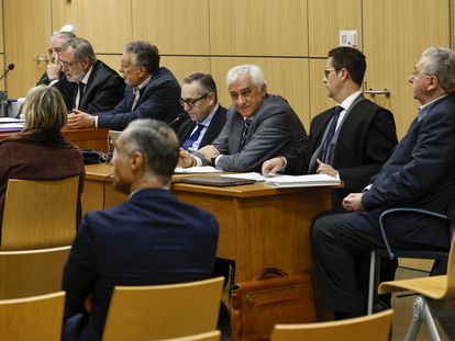 Los cuatro imputados por la financiación de las campañas del PP de 2007 y 2011 y sus abogados durante el juicio que se celebra en la Audiencia provincial de Valencia.
