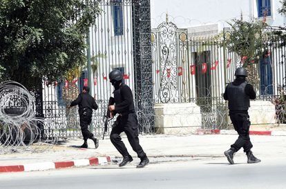 La fuerzas de seguridad rodean las inmediaciones del Parlamento de Túnez y el Museo del Bardo tras el ataque.