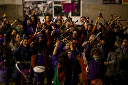Batucada en la manifestación del 8M en Santiago de Compostela (A Coruña).