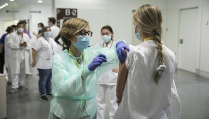 Vacunació del personal sanitari de l'Hospital Sant Pau.
