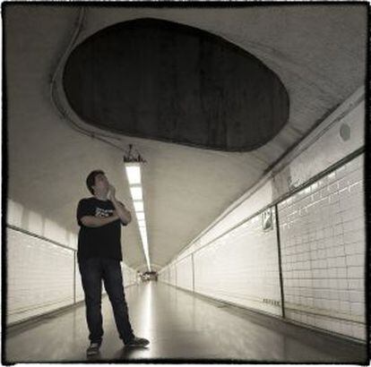 Manuel Bartual en el agujero del pasillo del metro de Embajadores.