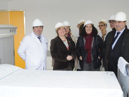 La conselleira de Sanidade, Roc&iacute;o Mosquera (segunda por la izquierda), durante una visita con otros cargos del Sergas a A Coru&ntilde;a.