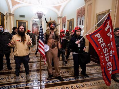 Seguidores de Donald Trump en el interior del Capitolio de Estados Unidos tras forzar la seguridad del edificio, el 6 de enero de 2021 en Washington.