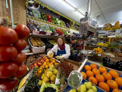 Vista de una frutería del centro de Teruel.