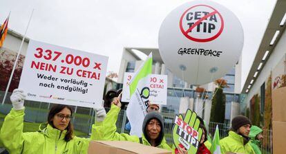 Protesta contra los acuerdos comerciales con EE UU y Canadá el pasado miércoles 12 frente a la Cancillería, en Berlín.