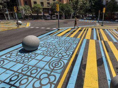 Senyalització de la cruïlla entre els carrers de Rocafort i Consell de Cent de Barcelona, on s'ha manllevat espai al cotxe.