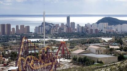 El parque Terra Mítica, con Benidorm, al fondo.