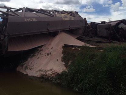 Una imagen del convoy volcado sobre el r&iacute;o.