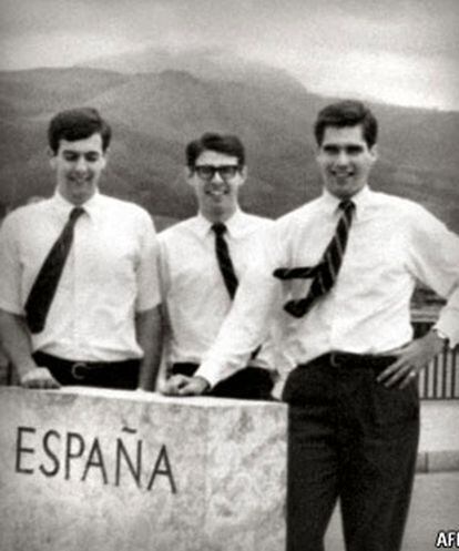 Romney, a la derecha, en España, en 1966.