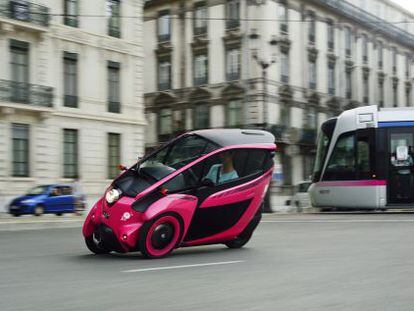 El i-Road no produce emisiones y tiene un tamaño reducido. Incluye dos plazas en tándem y se inclina en las curvas como lo haría un motorista.