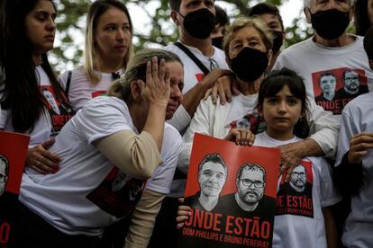 Familiares y allegados de Dom Philips y de Bruno Araújo participan de un acto de protesta por sus desapariciones, en Río de Janeiro (Brasil).