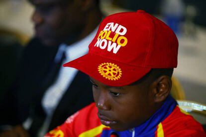 Un joven con una gorra que llama a acabar con la polio, durante la conferencia en Abuja (Nigeria) en la que se anunciaba que se cumplían tres años sin nuevos casos en el país.