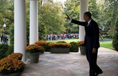 Barack Obama saluda a varios visitantes de la Casa Blanca.