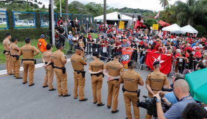 Policía militar y partidarios de Lula, en la ciudad de Curitiba, este viernes.