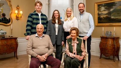 Harald de Noruega junto a su esposa, la reina Sonia, los príncipes herederos, Haakon-Magnus y Mette-Marit, y sus dos hijos, la princesa Ingrid y el príncipe Sverre Magnus.