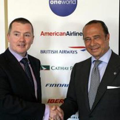 El consejero delegado de British Airways (BA), Willie Walsh y el  presidente de Iberia, Antonio Vázquez, al término de la primera reunión celebrada este año por la junta directiva de la alianza aérea Oneworld