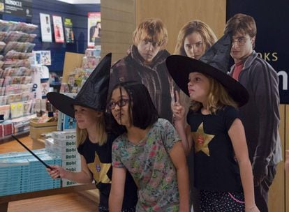 Fans de Harry Potter, anoche, en Singapur.