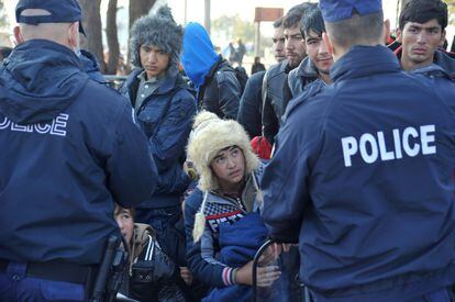 La policía griega protege la frontera con Macedonia de la llegada de inmigrantes.