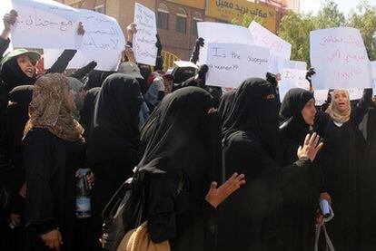 Universitarias yemeníes protestan por la detención de una compañera acusada de enviar los paquetes bomba.