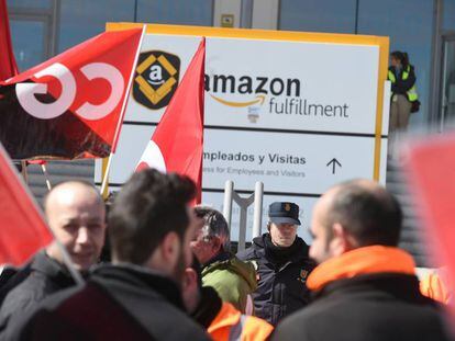 Trabajadores de Amazon de San Fernando de Henares, en Madrid, durante la huelga del pasado marzo.