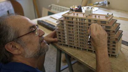 José Luis Alcoceba, en su taller de maquetas en Madrid.