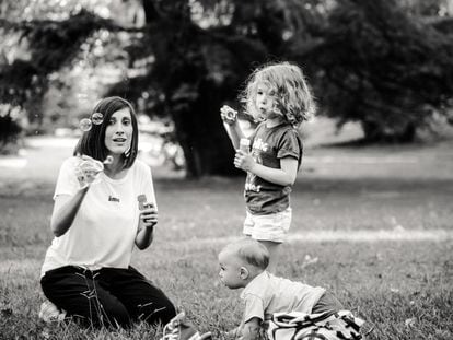 Diana Oliver junto a sus dos hijos.