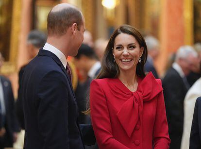 La princesa de Gales mira a su marido, Guillermo de Inglaterra, durante una recepción al presidente de Corea del Sur en el palacio de Buckingham, el 21 de noviembre de 2023.