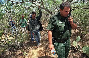 Policías de una Patrulla Fronteriza llevan detenidos a varios inmigrantes mexicanos cerca de Laredo (Tejas).