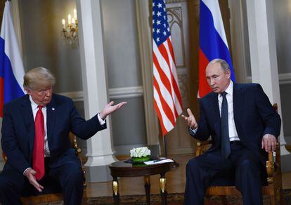 Vladimir Putin (derecha) conversa con Donald Trump.