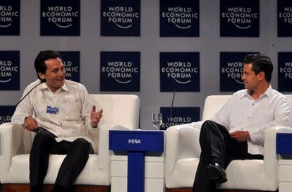 Emilio Lozoya habla con el expresidente Peña Nieto, durante el foro económico mundial en 2010.
