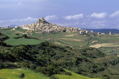 Este enriscado pueblo medieval de unos 200 habitantes y estrechas calles ubicado en la merindad navarra de Olite, a unos 50 kilómetros de Pamplona, invita a subir hasta su Iglesia-fortaleza de Santa María, levantada entre los siglos XII y XIV, para disfrutar de las vistas. Desde las estribaciones pirenaicas a la planicie de la ribera del Ebro, e incluso el perfil del Moncayo al sur. Después conviene deambular por su entramado callejero y no marcharse sin probar sus célebres migas de pastor.