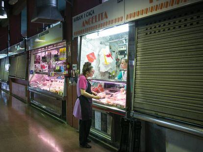 Mercado del Torrent Gornal, donde la mayoría de paradas están cerradas.
