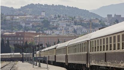 El tren de lujo Al Andalus a su llegada a Granada, con la Alhambra y Sierra Nevada al fondo.