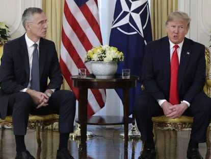 El secretario general de la OTAN, Jens Stoltenberg, y Donald Trump, este martes en Londres. En vídeo, las declaraciones del presidente de EE UU contra Macron.