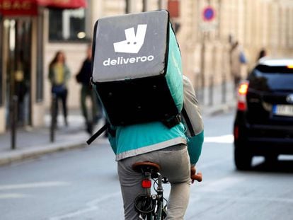 Un repartidor de Deliveroo, durant un servei amb bicicleta a Madrid.