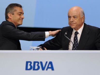 El consejero delegado de BBVA, Ángel Cano, habla con el presidente de la entidad, Francisco González.