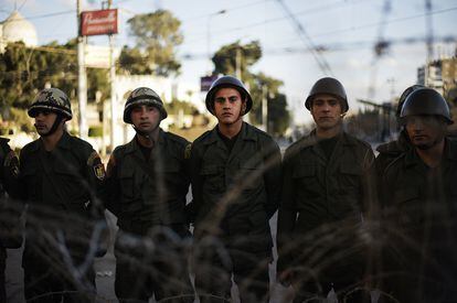 Soldados egipcios custodian el palacio presidencial en El Cairo.