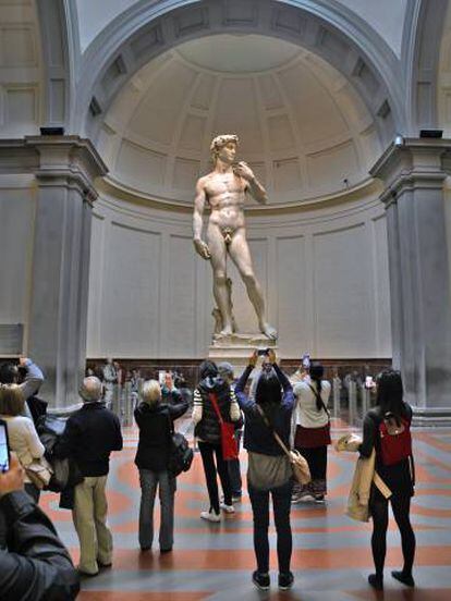 Los visitantes contemplan al 'David' de Miguel Ángel en la Galería de la Academia de Florencia. 