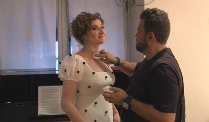 La mezzosoprano Serena Malfi, que interpreta a Rosina en 'El barbero de Sevilla', es maquillada en su camerino del Real antes de salir a escena.