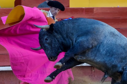 El diestro Paco Ureña se enfrenta a su segundo astado durante la corrida de toros de la Feria de Fallas el 19 de marzo de 2023.