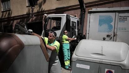 Los operarios David López Alonso y Houari Gaidi trabajan, la semana pasada en una de las limpiezas urgentes en la vía pública que atiende la brigada de actuaciones inmediatas.