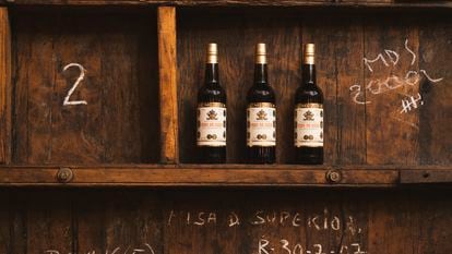 Botellas de vino de misa dulce, de la bodega De Muller. La unidad se vende a 6,90 euros.