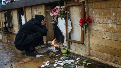 Sabiha llora ante la tumba de su hijo asesinado el día de Navidad de 2016 en Irak.