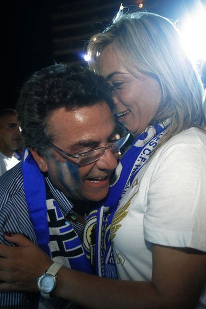 Enrique Ortiz, empresario y propietario del Hércules, celebra con la alcaldesa de la ciudad, Sonia Castedo, el ascenso del euqipo a Primera en 2010.