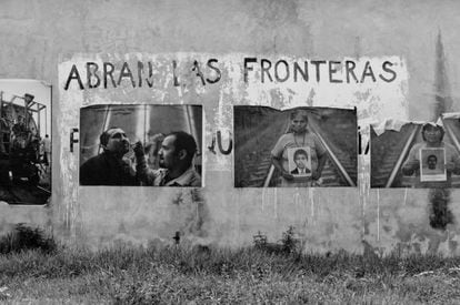 A partir del último trimestre del año 2013 algo diferente se gestaba en los flujos migratorios centroamericanos en su tránsito por México. Se produjo un incremento sustancial del tráfico en la ruta migratoria que fue muy notorio a partir de febrero de este año y se convirtió en verdadera avalancha en los meses de abril y mayo y lo que va de julio. Pero no solo hay un incremento de volumen de personas, se aprecia un cambio cualitativo en el ánimo de los migrantes: se observa un verdadero estado de emergencia que excluye las consideraciones del tamaño del peligro y del nivel de sacrificio físico y personal que implica su travesía por México. Es una población en movimiento con un nivel de desesperación que los apremia, sin importar consecuencias ni tragedias. No tienen más remedio que huir. En la imagen los muros del casa Albergue la 72 con diferentes fotografías que reflejan este fenómeno migratorio.