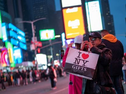 Un hombre toma una fotografía en Times Square, Nueva York, el 25 de diciembre de 2023.