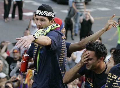 Messi se divierte durante el trayecto con una gorra que le ha pedido prestado a un Guardia Urbano. Cualquier cosa es motivo de alegría. El Barça sonríe.