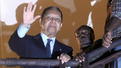 Jean-Claude Duvalier 'Baby Doc', saluda, desde un balcón del Hotel Karibe de Puerto Príncipe, a sus seguidores.